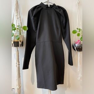 Robe noir, belle coupe près du corps et épaule large